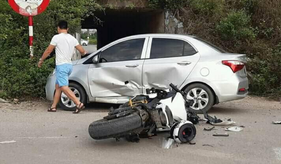 Honda CBR1000RR do biker người Hàn Quốc điều khiển đâm "thủng" Hyundai i10