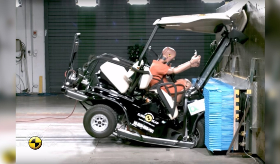 Người ngồi sẽ gặp nguy hiểm thế này khi... va chạm trên xe gôn ở tốc độ 50 km/h