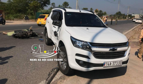 Quảng Ninh: Xe máy tông móp sườn SUV 7 chỗ Chevrolet Trailblazer, 2 thanh niên thương vong