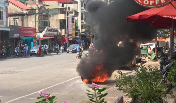 Hà Nội: Xe máy bỗng nhiên bốc cháy ngùn ngụt chỉ còn trơ khung