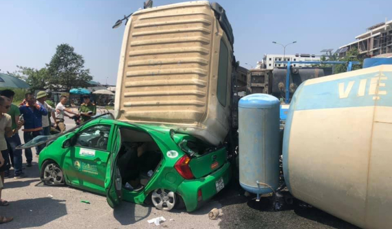 Bắc Ninh: Xe trộn bê tông lật ngang, đè bẹp xe taxi đi bên cạnh