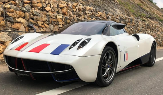 Xem Pagani Huayra của Minh "Nhựa" được vận chuyển từ xe chuyên dụng xuống đường cao tốc La Sơn - Túy Loan
