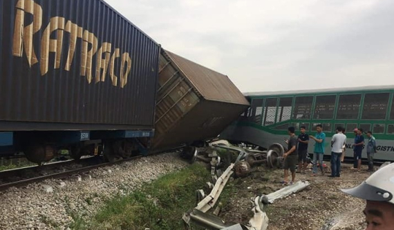 Nghệ An: Tàu chở hàng tông ô tô tải, 4 toa tàu bị hất văng khỏi đường ray, chắn ngang quốc lộ 1A