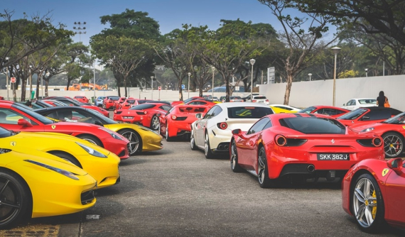 "Rừng" siêu xe Ferrari của nhà giàu Singapore rồng rắn đi xem giải đua xe F1