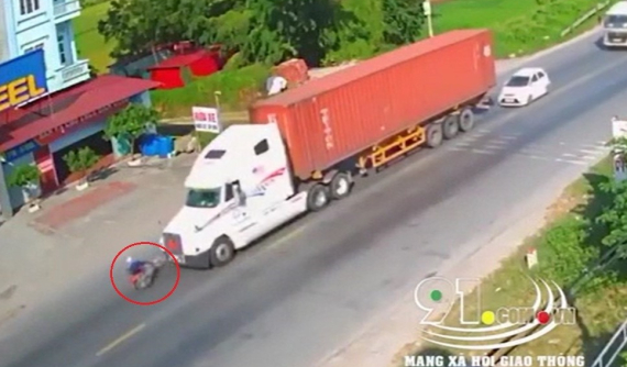 Video người đi xe máy chạy lấn làn, lao thẳng vào đầu xe container tại Bắc Ninh khiến cư dân mạng thắc mắc