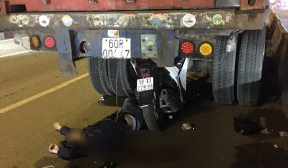 Sài Gòn: Xe ga Honda SH rúc gầm xe container đang đỗ, một cán bộ công an tử vong