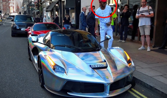 Sao Arsenal xuất hiện trên đường phố London với siêu phẩm Ferrari LaFerrari màu crôm tán sắc