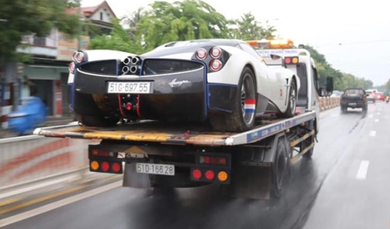 Pagani Huayra của Minh "Nhựa" dầm mưa trên xe chuyên dụng từ Đà Nẵng ra đến Huế