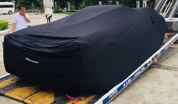 Bị hỏi khó, Minh "Nhựa" đáp không có tiền đổ xăng nên cho Pagani Huayra lên xe chuyên dụng