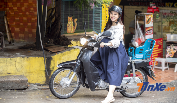 Nữ ca sĩ Bảo Trâm và câu chuyện cùng chiếc Honda Super Cub đắt ngang Honda SH