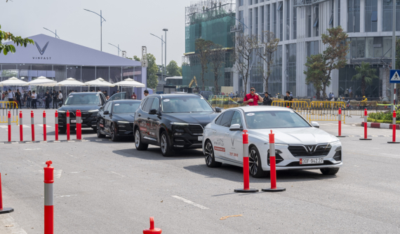 Đánh giá nhanh VinFast Lux A2.0 và VinFast Lux SA2.0 trên đường thử slalom