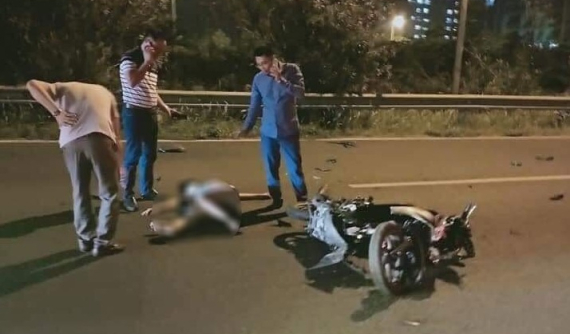 Đi xe máy ngược chiều ở làn 100 km/h trên đại lộ Thăng Long, cô gái bị ô tô tông trúng