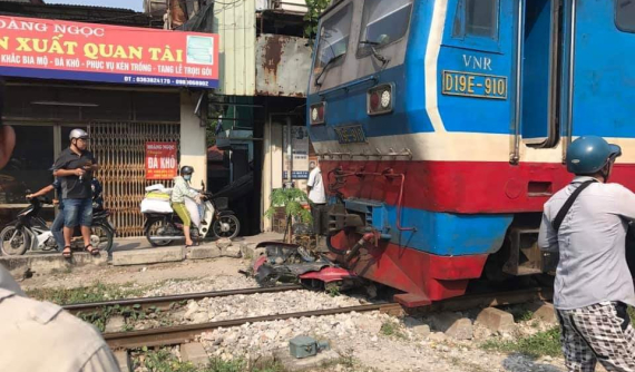 Hà Nội: Băng qua đường ray, nam thanh niên 18 tuổi bị tàu hỏa đâm tử vong