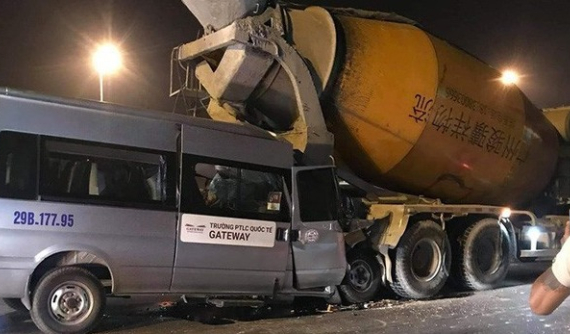 Hà Nội: Xe ô tô dán tem trường Quốc tế Gateway gặp tai nạn, tài xế mắc kẹt trong cabin