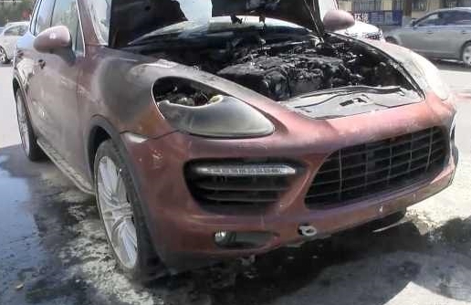 SUV hạng sang Porsche ở Trung Quốc bất ngờ bốc cháy như ngọn đuốc ngay giữa đường phố