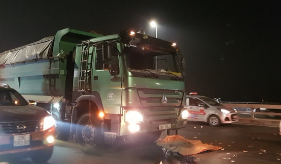 Thanh niên "tổ lái" bị xe tải "hổ vồ" cán tử vong trong vụ tai nạn liên hoàn trên cầu Nhật Tân