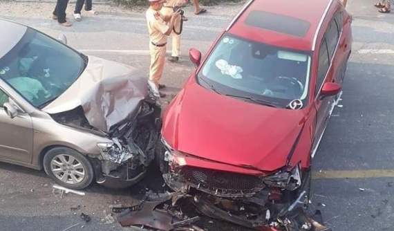 Hà Nam: Toyota Camry lấn sang làn đường ngược chiều, tông trực diện Mazda CX-5, tài xế tử vong