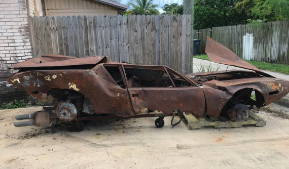 "Đống sắt vụn" từng là chiếc xe thể thao De Tomaso Pantera này vẫn có giá hơn 40 triệu đồng