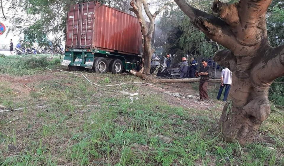 Lộ video quay diễn biến vụ xe container lao vào cổng công ty đóng tàu rồi bốc cháy khiến tài xế chết thảm ở Hải Dương