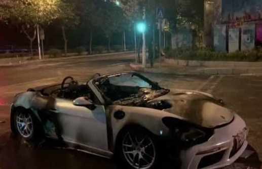 Cặp vợ chồng đau xót đứng nhìn chiếc Porsche mui trần bị lửa bao trùm