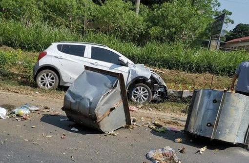 Hòa Bình: VinFast Fadil đâm vào thùng rác, hỏng nặng phần đầu xe