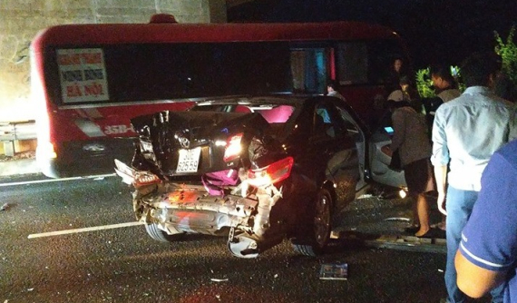 Toyota Camry bị ô tô khách tông bẹp dúm trên cao tốc Pháp Vân - Cầu Giẽ, 2 vợ chồng nhập viện