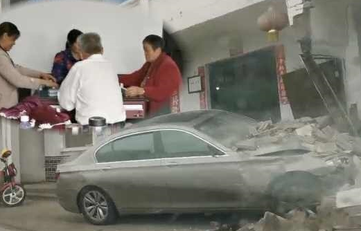 Xe BMW đâm sầm vào nhà, ông nội và dì vẫn bình tĩnh chơi mạt chược