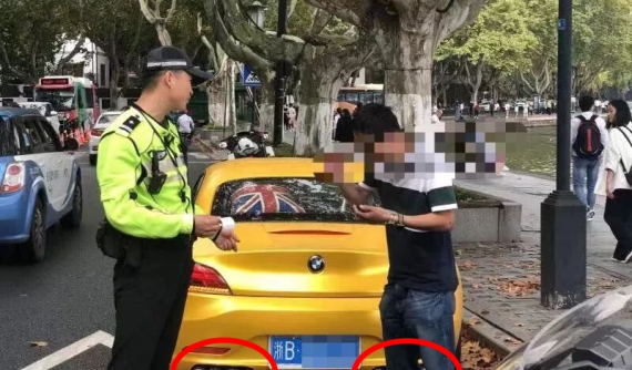 BMW Z4 ở Trung Quốc độ đến 16 ống xả chỉ để "nổ" cho to