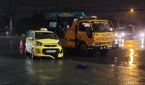 Bình Dương: Đang dừng chờ giải quyết vụ tai nạn khiến 1 người tử vong, ô tô cứu hộ bị taxi tông trúng