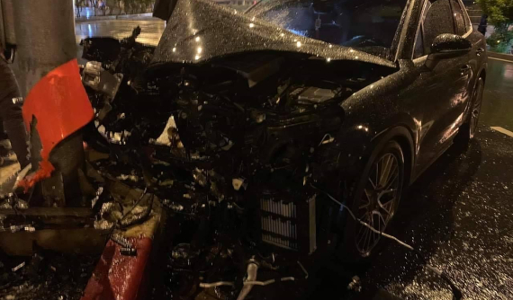 Sài Gòn: SUV hạng sang Porsche Cayenne tông dải phân cách, nát bét đầu