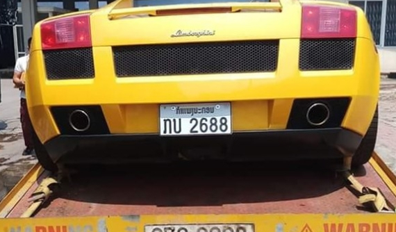 Siêu xe Lamborghini Gallardo vàng rực mang biển Lào xuất hiện tại Việt Nam