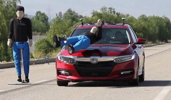 Toyota Camry và Honda Accord không có hệ thống phanh khẩn cấp tự động kèm phát hiện người đi bộ tốt như người ta tưởng