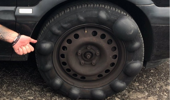 Chiếc lốp xe bị phồng rộp dị thường này có thể khiến bạn "nổi da gà"