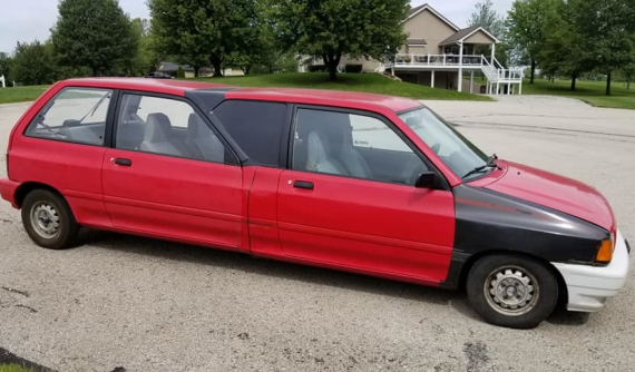 Chiếc limousine được chắp nối bởi hai chiếc Ford Festiva 1993 này chỉ có giá 46 triệu đồng