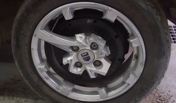 Chứng kiến người Nga thử nghiệm lái xe với la-zăng... chỉ có 1 chấu