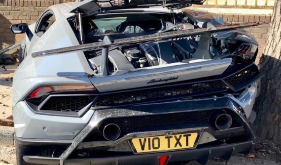 Sau tai nạn, siêu xe Lamborghini Huracan Performante bị "rã đồ" ra bán