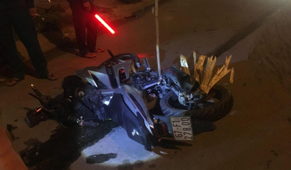 Bình Dương: Hai xe máy va chạm mạnh, văng xa hàng chục mét, đôi nam nữ thương vong