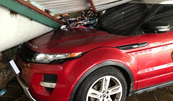 Hà Nội: Range Rover tiền tỷ bị mái tôn của một bãi gửi xe đổ sập xuống đè trúng