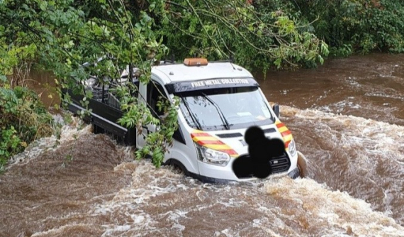 Hài hước tài xế lái Ford Transit lao thẳng xuống "con sông dữ" bởi vì GPS bảo thế