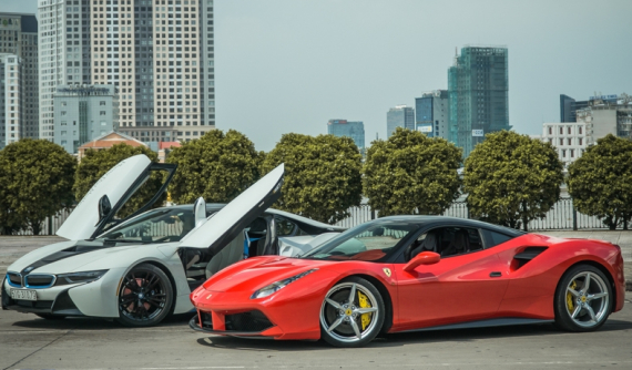 Siêu xe Ferrari 488 GTB màu đỏ đọ dáng cùng BMW i8 tại Sài thành có lý lịch khá đặc biệt