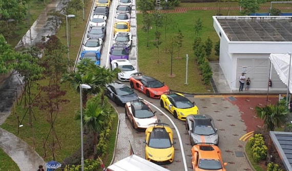 Hơn 40 siêu xe Lamborghini rồng rắn trên đường phố Singapore để mang đến niềm vui cho trẻ em