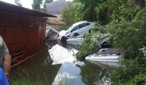 Nha Trang: Xe tải lật nghiêng dưới mương nước, ít nhất 5 chiếc ô tô con "mới toanh" bị hỏng