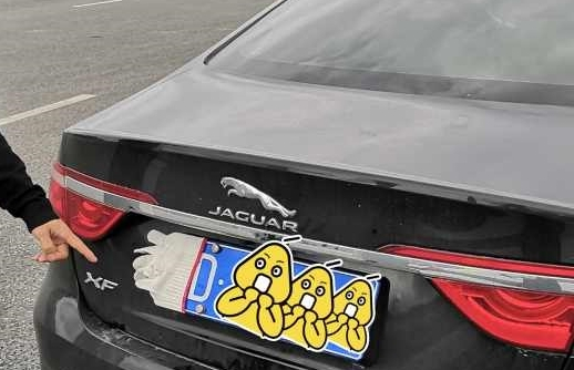 Chủ xe Jaguar XF bị cảnh sát phạt tội che biển số vì “lo bò trắng răng”