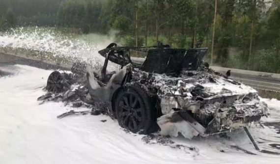 SUV hạng sang Range Rover bị lửa thiêu rụi hoàn toàn vì tông phải cục đá trên đường cao tốc