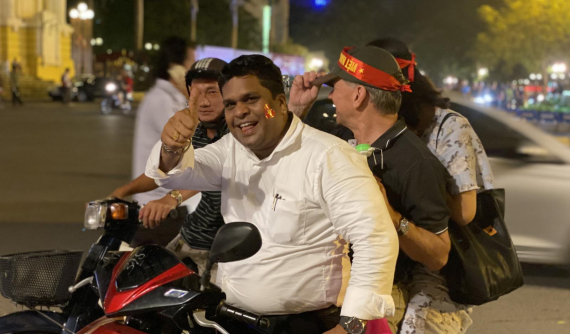 Sau chiến thắng của Việt Nam trước Malaysia, cổ động viên Hà Nội lại không mũ, cầm cờ ra đường ăn mừng