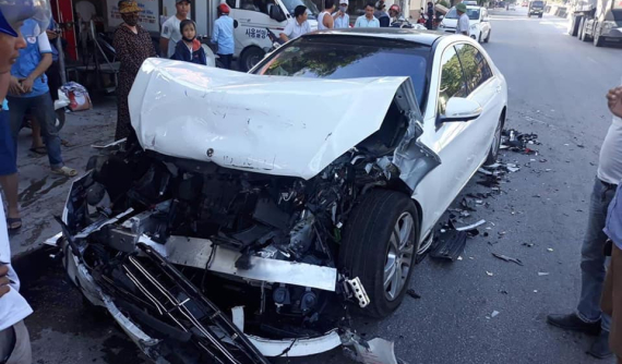 Nghệ An: Tông vào đuôi xe buýt, ô tô hạng sang Mercedes-Benz S450 vỡ nát đầu