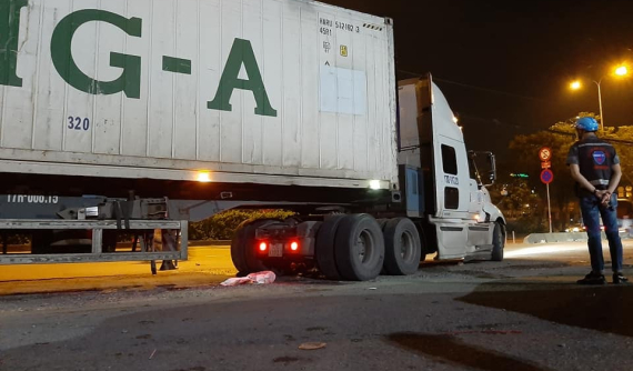 Sài Gòn: Thanh niên nghi say xỉn nằm bên đường, bị xe container cán tử vong