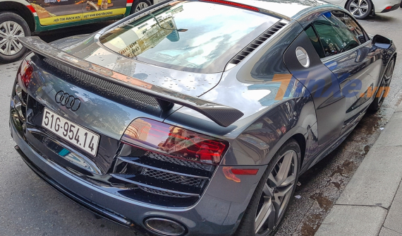 Siêu xe Audi R8 sở hữu số sàn độc nhất Việt Nam mới được độ body kit carbon