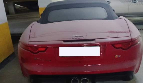 Đau lòng khi nhìn thấy hình ảnh Jaguar F-Type S mui trần hàng hiếm tại Việt Nam "làm bạn" với bụi