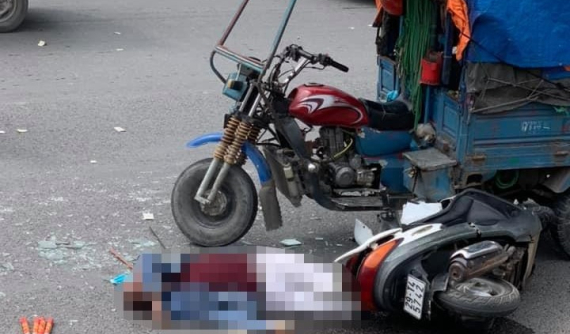 Hà Nội: Tông vào xe ba gác sang đường, người đàn ông đi xe máy thiệt mạng